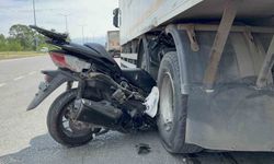 MOTOSİKLET 61 PLAKALI KAMYONA SAPLANDI!