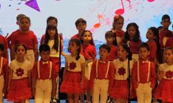 Öğrenciler sahnede devleşti, Maarif Öğrenci Korosu büyük ilgi gördü