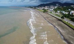 Sağanak sonrası Karadeniz'in rengi değişti