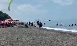Plajda kontrolden çıkan motorlu paraşüt kalabalığa daldı!