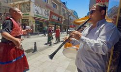 Roman vatandaşların müzikli eğlencesi renkli görüntülere sahne oldu