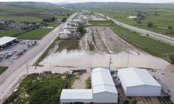 Sağanak tarım arazilerini vurdu, yol sel sularıyla kapandı