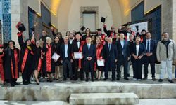TOGÜ Tazelenme Üniversitesi'nde 60 yaş üstü öğrenciler kep attı