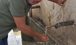 Bolu'da duyarlı vatandaş, hayvanların su içtiği yosunlu çeşmeyi temizledi