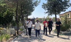 Çorum FK'nın şampiyonluk kupası, emektar gazetecisinin kabrine götürüldü