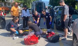 Hafif ticari araca çarparak savrulan motosikletli yaralandı