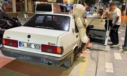 Peluş ayı ehliyetsiz sürücüyü ele verdi