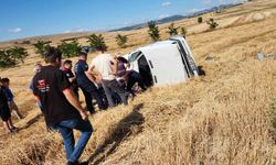 Vezirköprü'de otomobil tarlaya uçtu: 2 yaralı