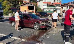 Yayalara yol veren kamyona otomobil çarptı: 2 yaralı