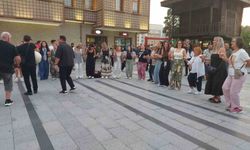 Yunan turistler dev çay bardağının altında yunan ezgileriyle horon oynadı