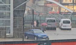 Zonguldak'ta sağanak etkili oldu, vatandaşlar saçak altlarına sığındı