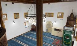 Tarihi cami Osmanlı tarzı hatlarla bezendi