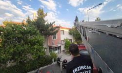 Çatıdaki kedi itfaiye ekiplerince kurtarıldı