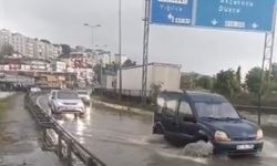 Aniden bastıran yağışın ardından su baskını sürücülere zor anlar yaşattı