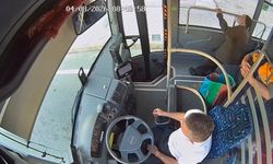 Belediye otobüsünde fenalaşan yolcuyu müdahale anları kameralara yansıdı