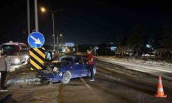 Bolu'da kırmızı ışıkta geçen otomobil kamyonla çarpıştı