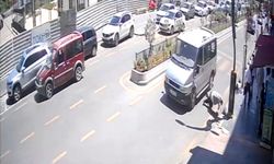 Hafif ticari aracın yayaya çarptığı anlar kamerada