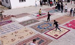 EVLERDEN TOPLADIKLARI KİLİMLERLE SAHA YAPTILAR!