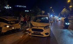 Karabük'te hafif ticari araç otomobile çarptı: 7 yaralı