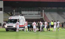 Oyuna girdi 1 dakika sonra ayağı burkuldu: Sahaya ambulans girdi