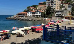 Soğuk olmasına aldırış etmeden denize girdiler