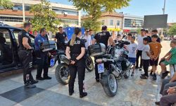 Yunus polisleri Kur'an kursu öğrencilerini sevindirdi