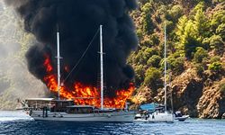 TUR TEKNESİ YANDI, 115 KİŞİ SUYA ATLADI