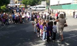 Okula başlayan miniklerin ilk gün heyecanı