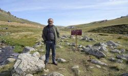 Salah'ın oturduğu taşın yanına konulan tabela ve bank bir gecede kayboldu