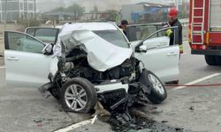 SUV araç direğe çarptı: 1 ölü, 3 yaralı
