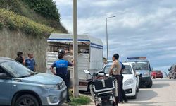 Sinop'ta belediyeye ait tabelayı alan şahıs polis merkezine götürüldü