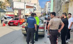 Epilepsi krizi geçiren genç otomobile çarptı