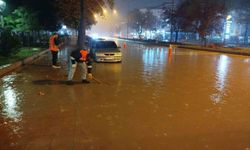 Boyabat'ta her yağmurda aynı çile: Sürücüler ve yayalar zor anlar yaşadı