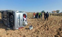 Çorum'da bariyerlere çarpan hafif ticari araç takla attı: 2 yaralı