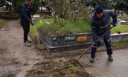Düzce'de mezarlıklarda bakım ve temizlik çalışmaları sürüyor