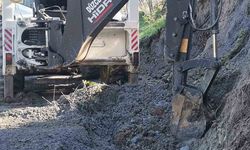 Kaynaşlı'da tıkanan su tahliye kanalları ve menfezler temizlendi