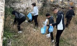 Öğrenciler Bayburt Kalesi'nin çevresini temizledi