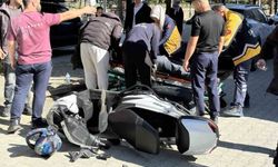 Otomobile çarpan motosikletin sürücüsü yaralandı: Kaza anı kamerada