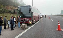 TEM Otoyolu'nda kamyonet, otomobil ve otobüs çarpıştı: 2 yaralı