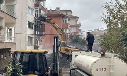 Zonguldak'ta çatlaklar nedeniyle boşaltılan 5 katlı binanın yıkımı başladı