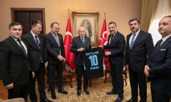 MHP LİDERİ DEVLET BAHÇELİ'YE İMZALI SALAH FORMASI!