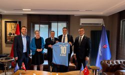 NOBEL ÖDÜLLÜ PROF. DR. AZİZ SANCAR'A TRABZONSPOR FORMASI!