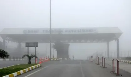 TRABZON’DA SİS KABUSU: ŞEHİR GÖZ GÖZÜ GÖRMÜYOR, UÇAKLAR İNEMEDİ!