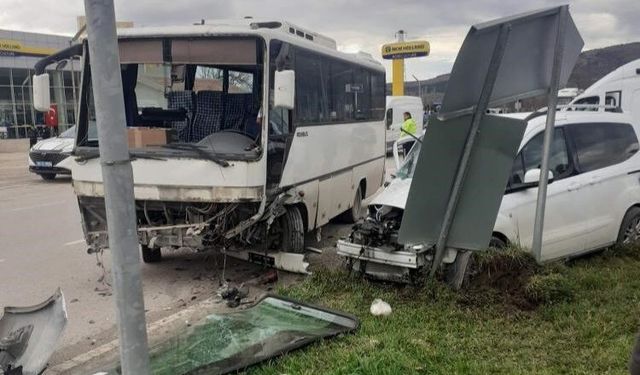 Amasya'da midibüs ile kamyonet çarpıştı: 6 yaralı