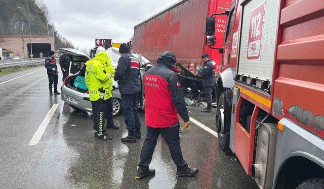 OTOMOBİL TIRA ÇARPTI