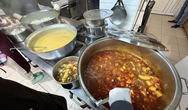 Ayancık'ta ihtiyaç sahiplerine sıcak yemek desteği