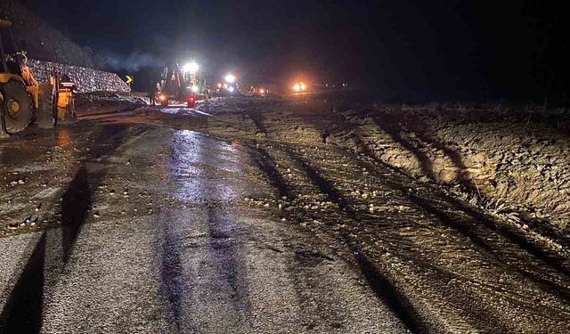 Bolu'da heyelan nedeniyle kapanan yol tekrardan ulaşıma açıldı
