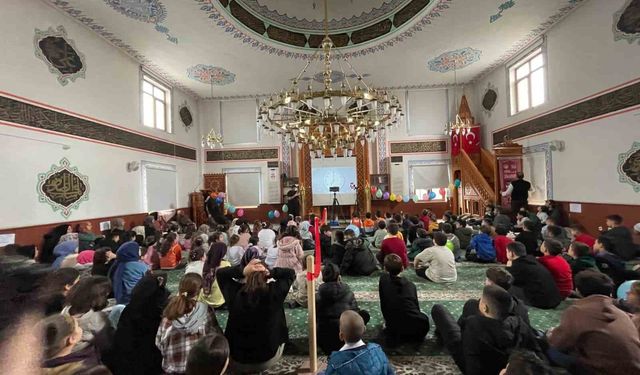 Cami çocuk buluşmasına 300 çocuk katıldı