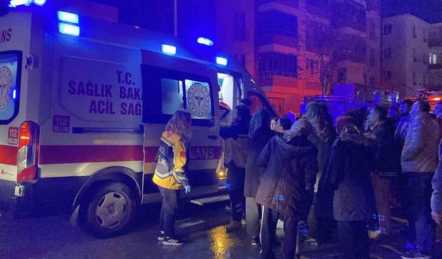 Çorum'da ev yangını: Mahsur kalan aileyi itfaiye kurtardı