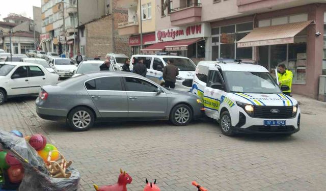 'Dur' ihtarına uymadı, ekip otosuna çarptı: Yaya kaçarken yakalandı